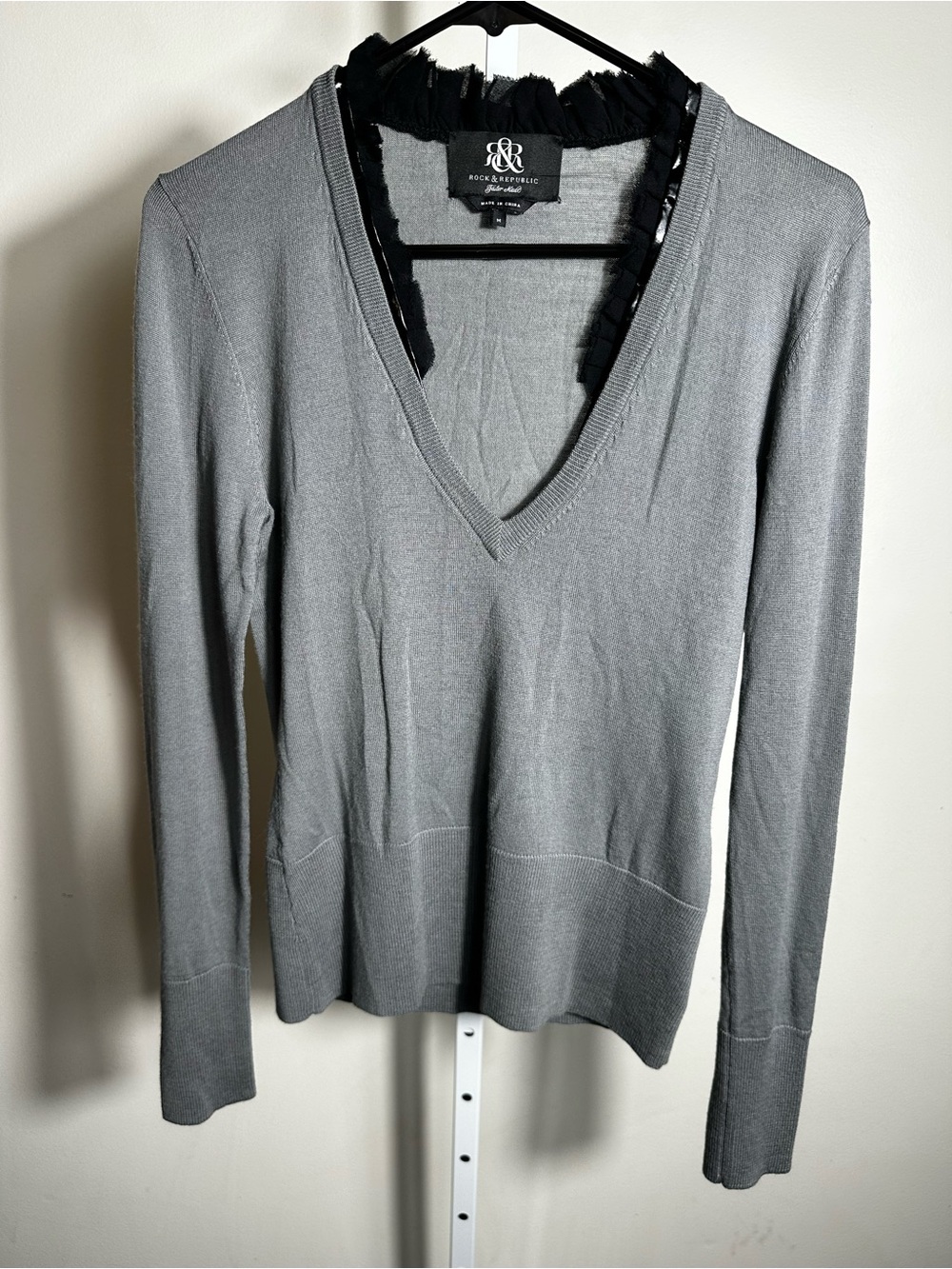 H40. Rock & Republic Gray Long-Sleeve 100%Merini Wool V-Neck Sweater-euc